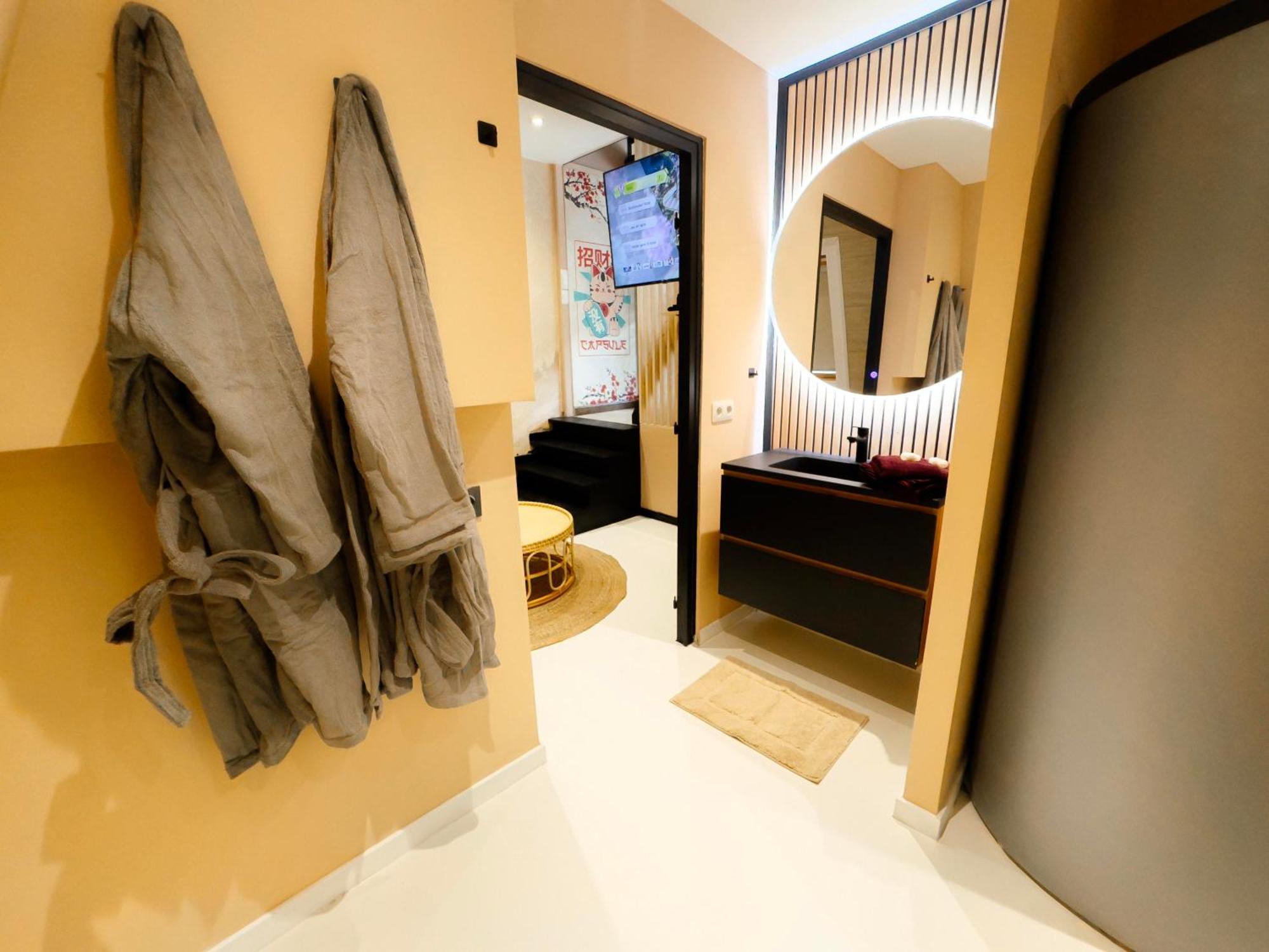 Capsule Lotus-Balneo-Sauna-Billard-Nintendo Hastiere-par-dela Экстерьер фото