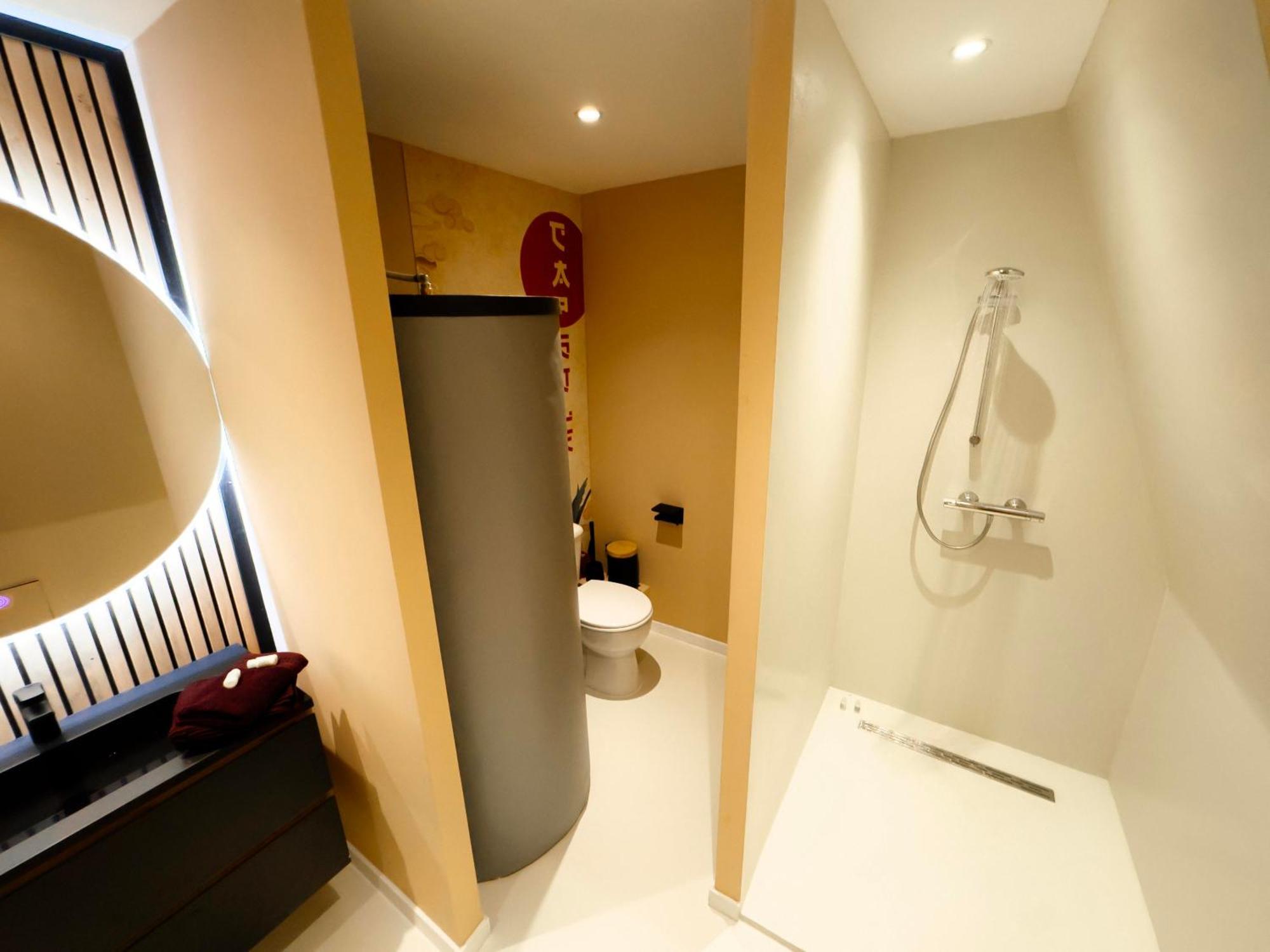 Capsule Lotus-Balneo-Sauna-Billard-Nintendo Hastiere-par-dela Экстерьер фото